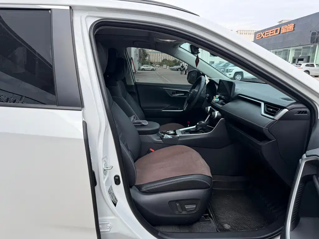 Toyota RAV4 — фото 14