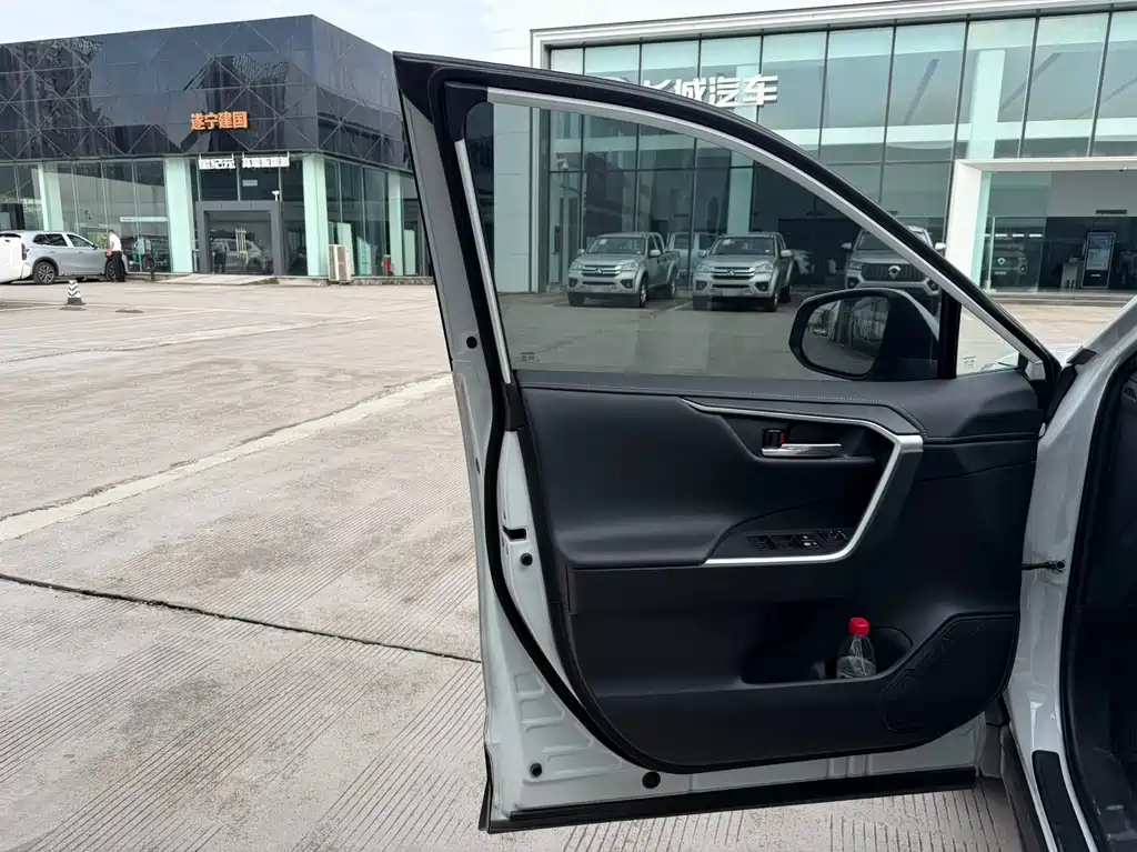 Toyota RAV4 — фото 6