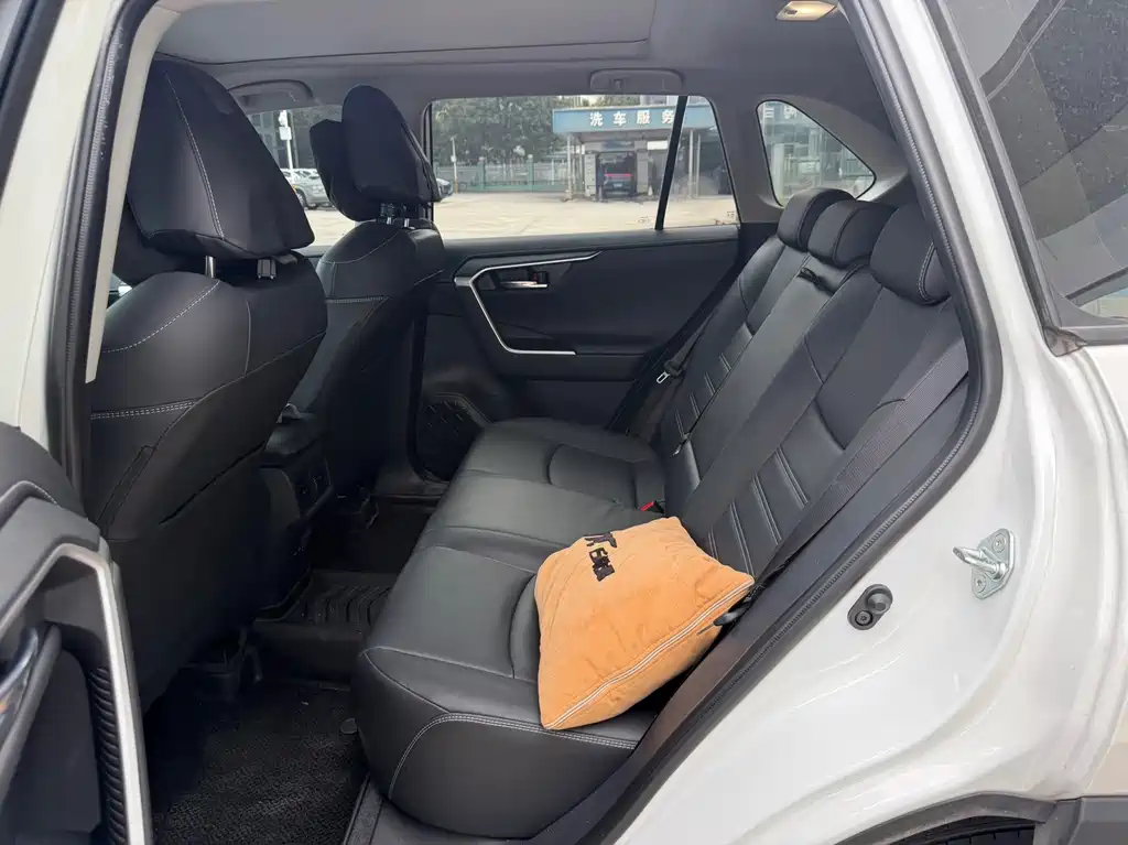 Toyota RAV4 — фото 7