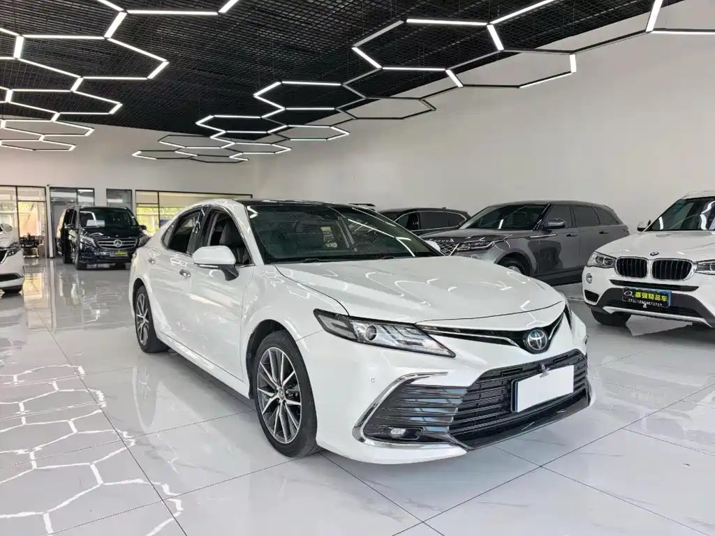 Toyota Camry — фото 2