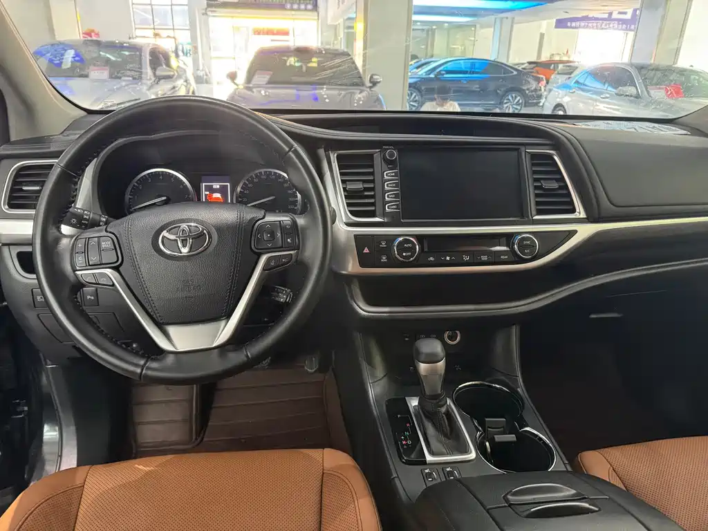 Toyota Highlander — фото 10