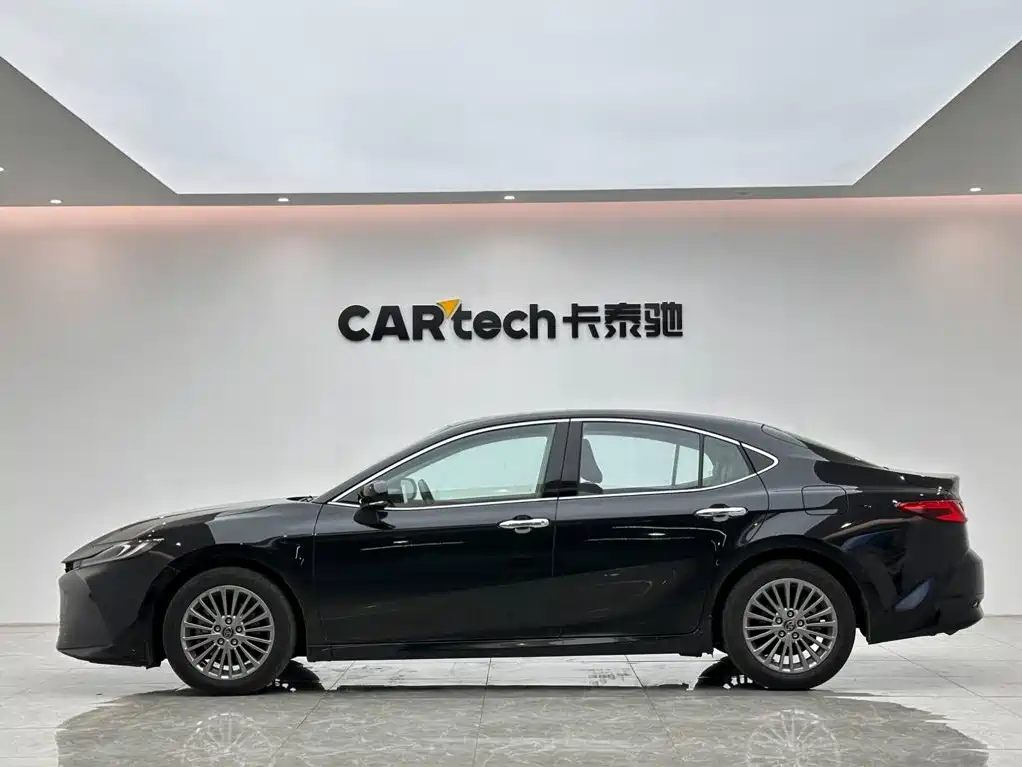 Toyota Camry — фото 2