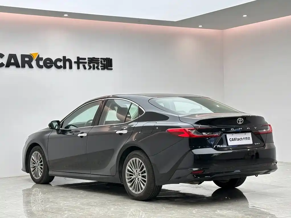 Toyota Camry — фото 3