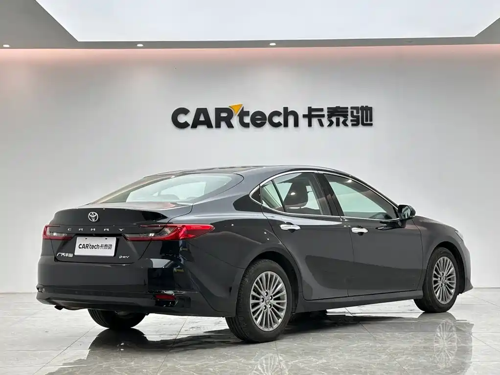 Toyota Camry — фото 5