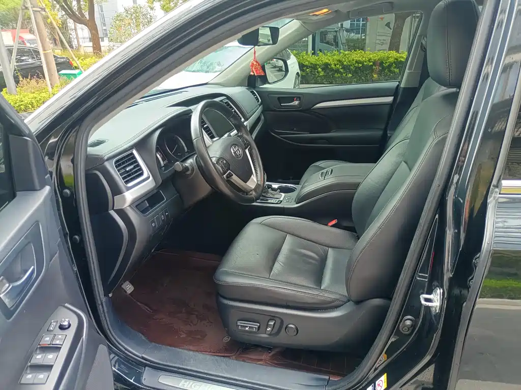 Toyota Highlander — фото 11
