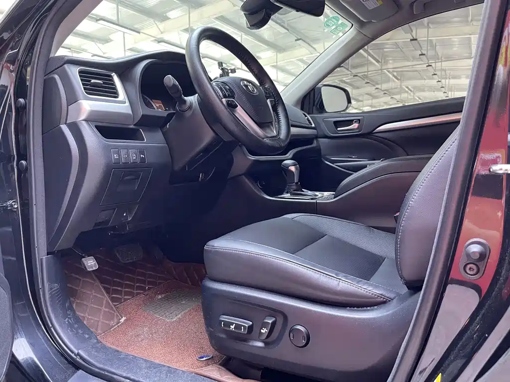 Toyota Highlander — фото 11