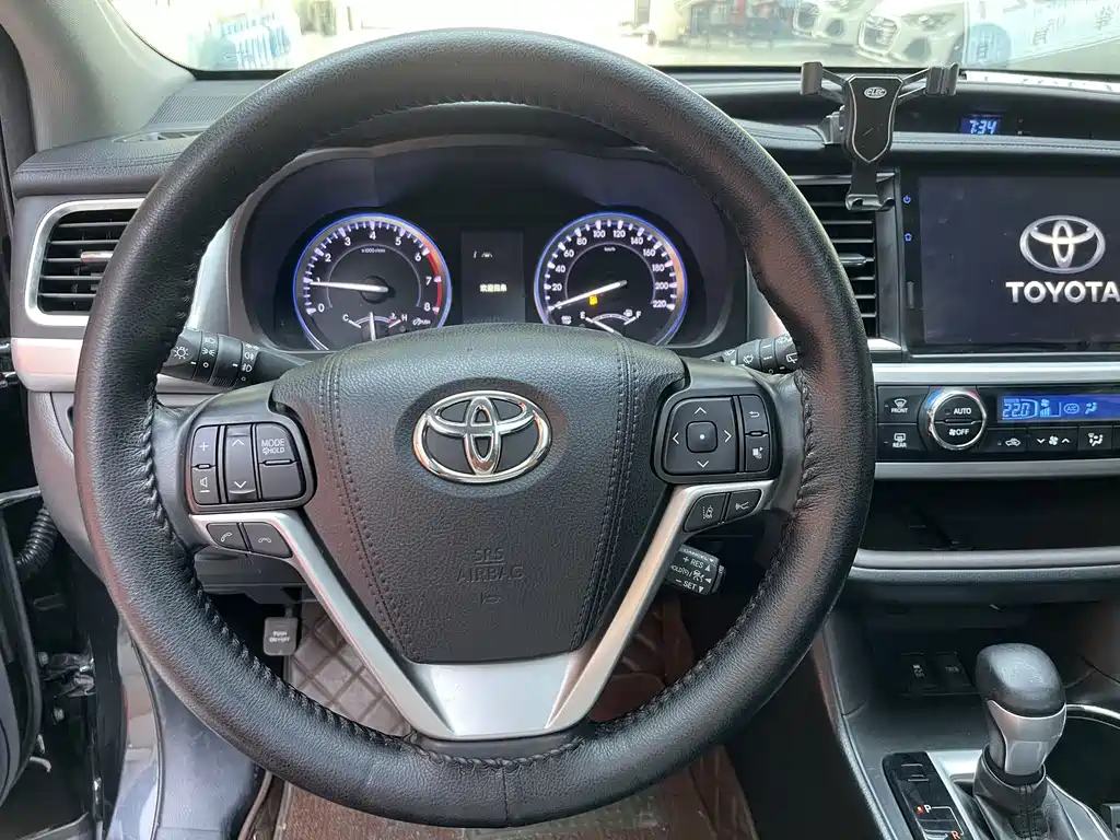 Toyota Highlander — фото 14