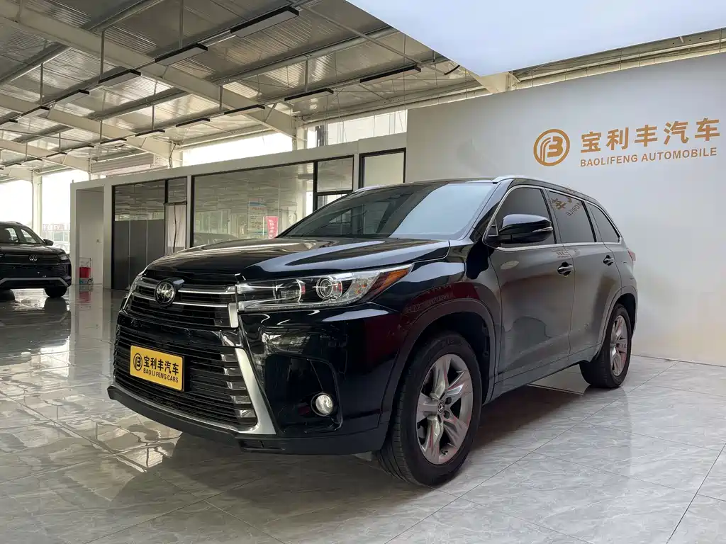 Toyota Highlander — фото 1