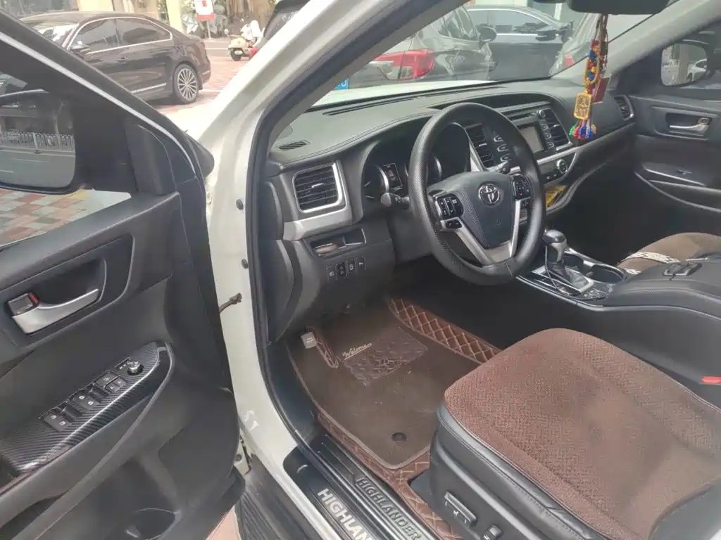 Toyota Highlander — фото 14