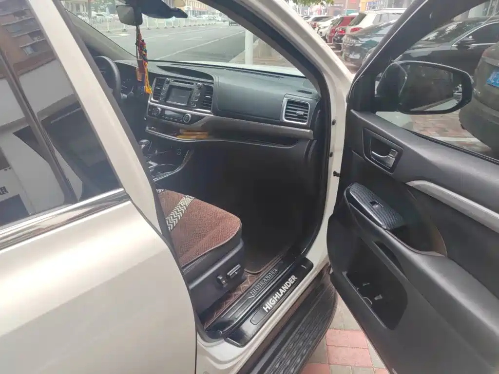 Toyota Highlander — фото 18