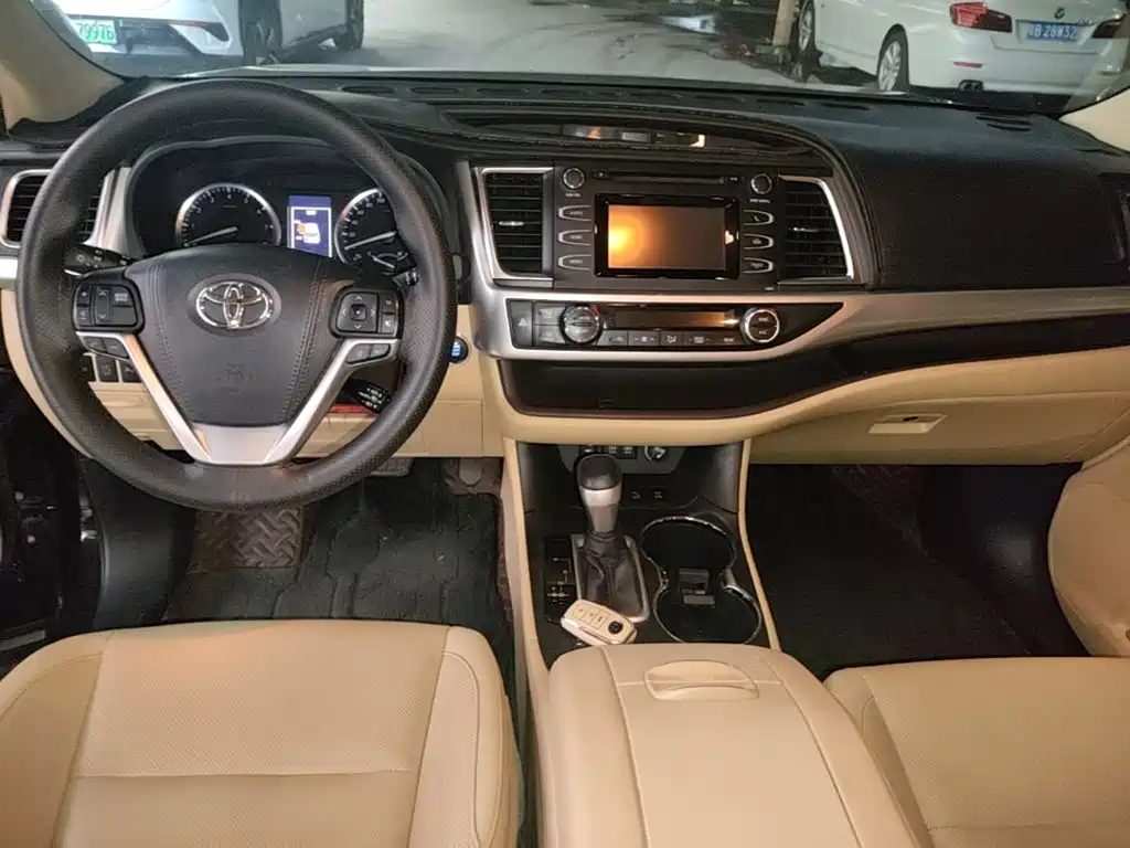 Toyota Highlander — фото 11