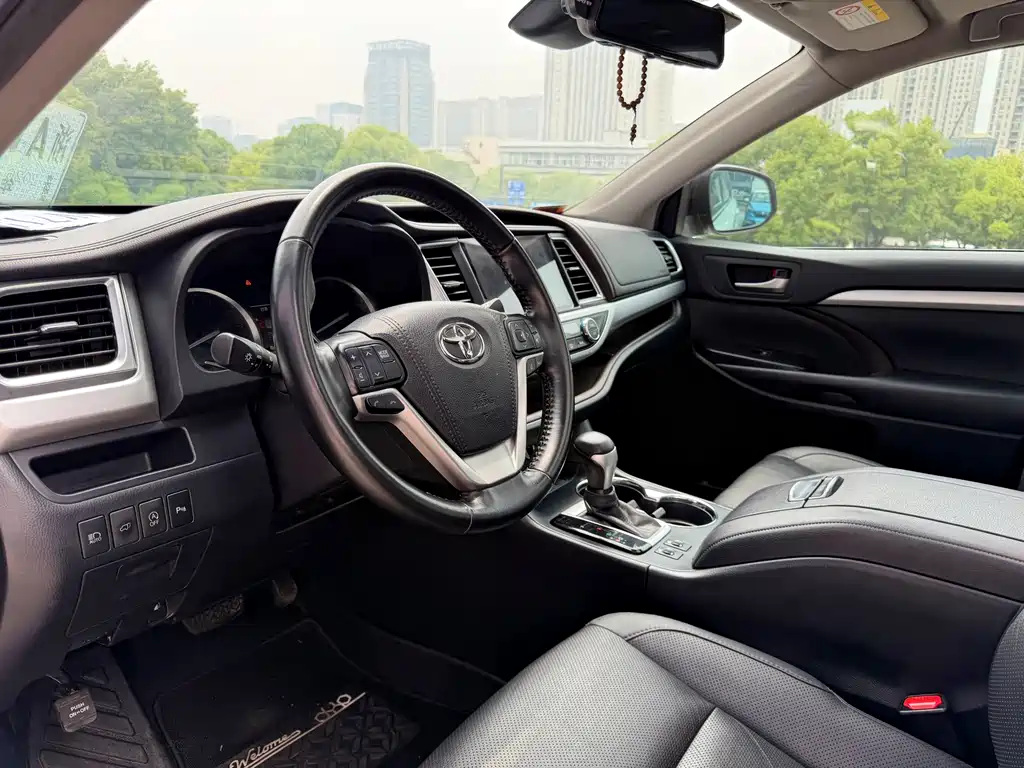 Toyota Highlander — фото 11