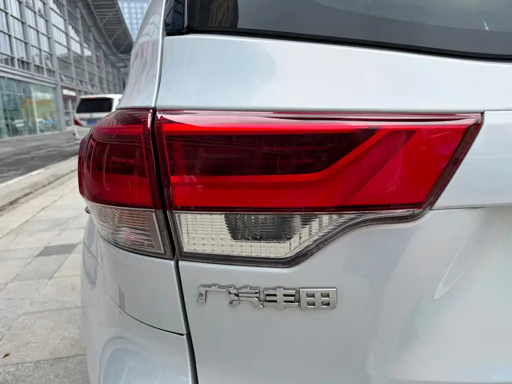 Toyota Highlander — фото 13