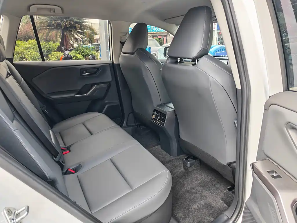 Toyota RAV4 — фото 11
