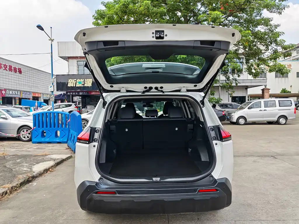 Toyota RAV4 — фото 18