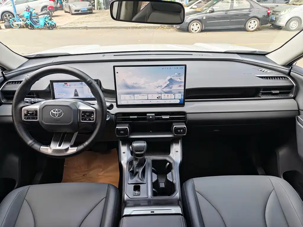 Toyota RAV4 — фото 7