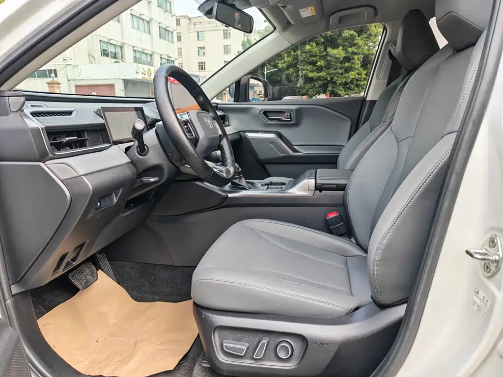 Toyota RAV4 — фото 8