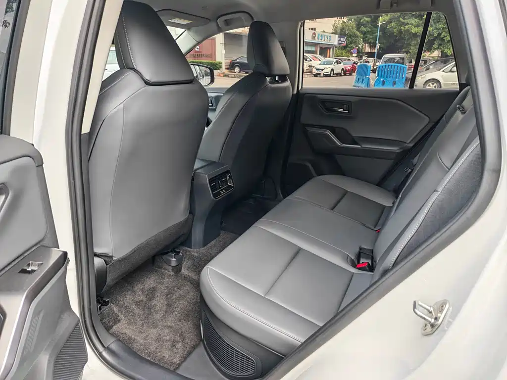Toyota RAV4 — фото 9