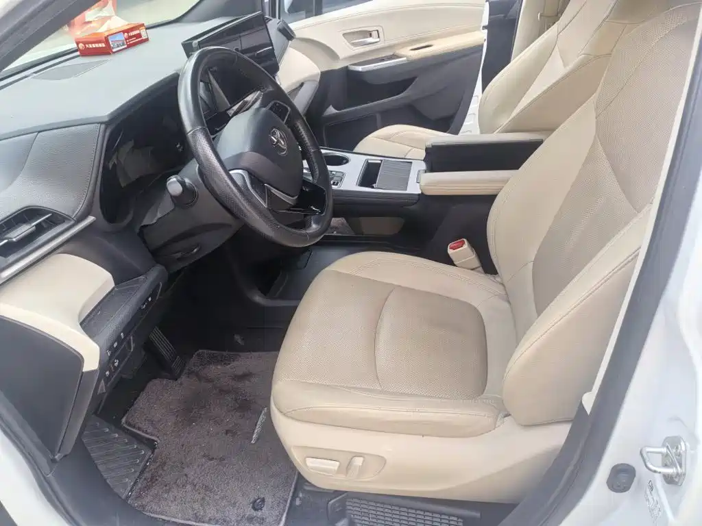 Toyota Sienna — фото 2
