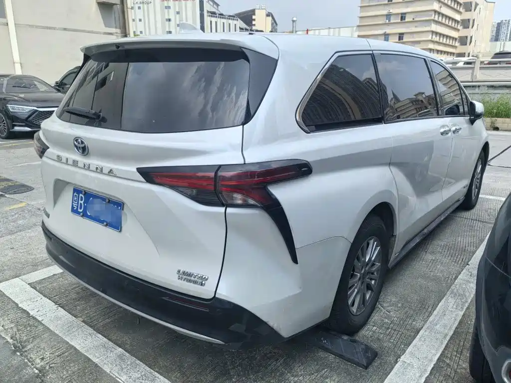 Toyota Sienna — фото 9