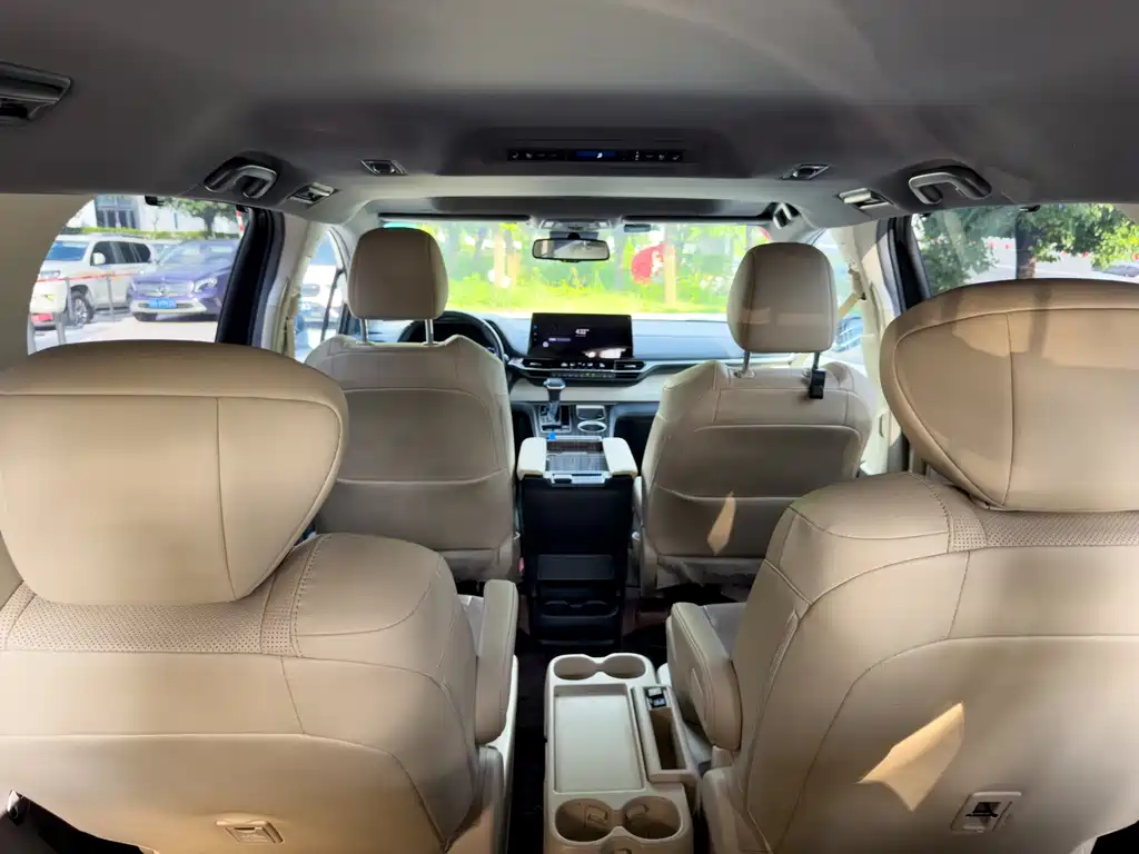 Toyota Sienna — фото 5