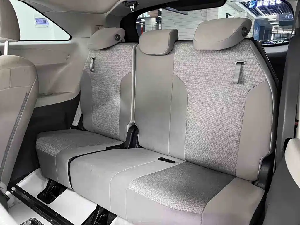 Toyota Sienna — фото 11