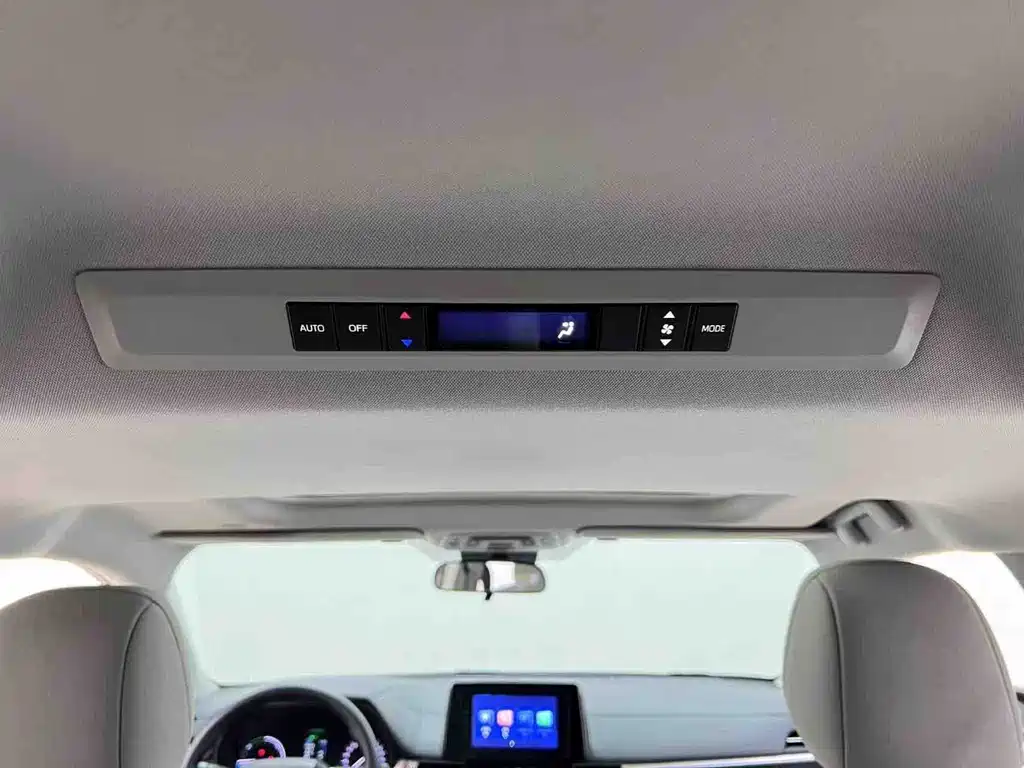 Toyota Sienna — фото 13