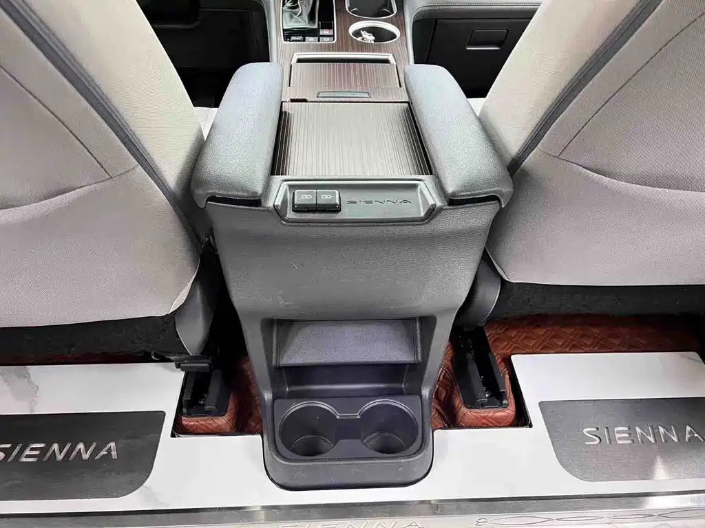 Toyota Sienna — фото 14
