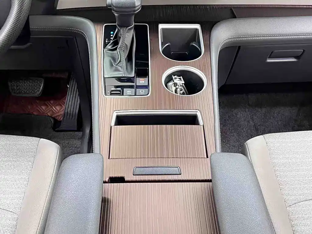 Toyota Sienna — фото 19