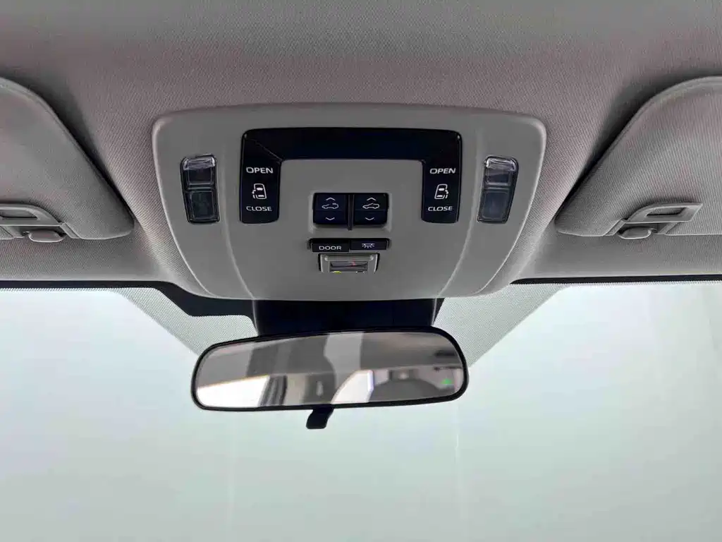 Toyota Sienna — фото 20