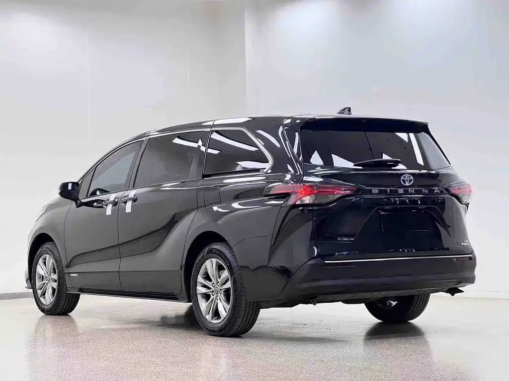 Toyota Sienna — фото 30
