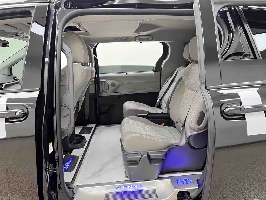 Toyota Sienna — фото 9