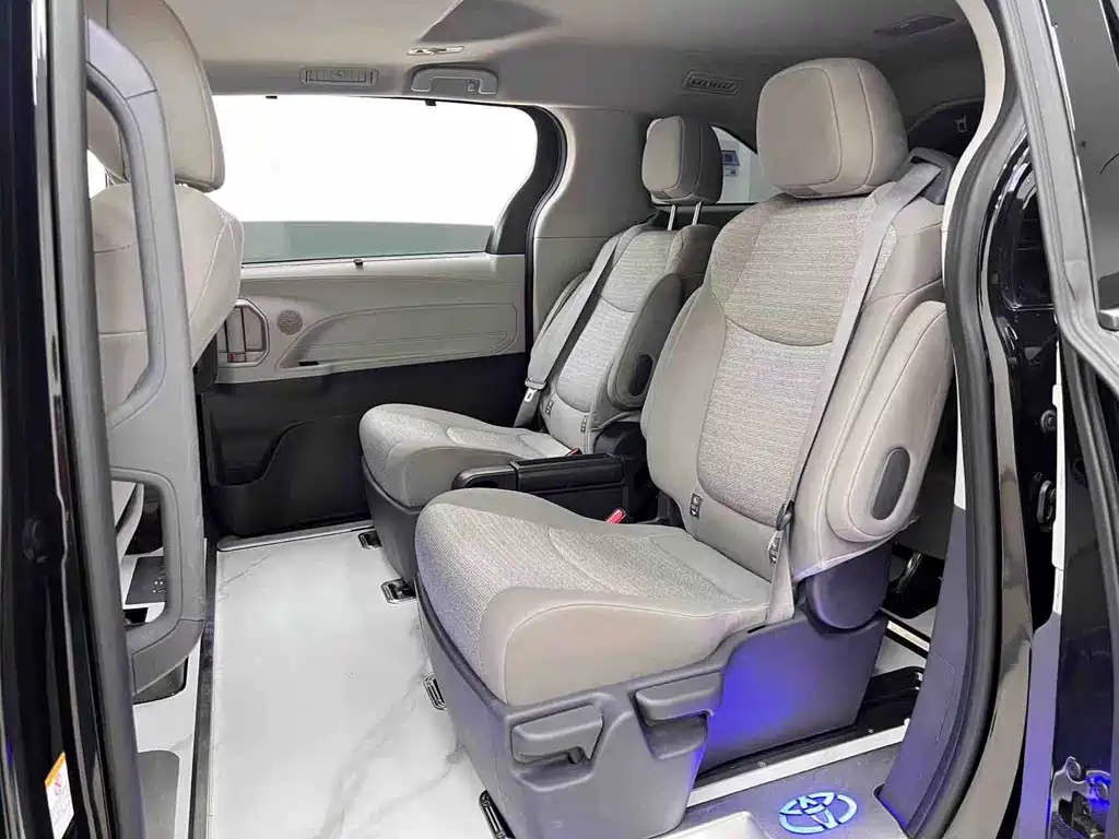 Toyota Sienna — фото 10