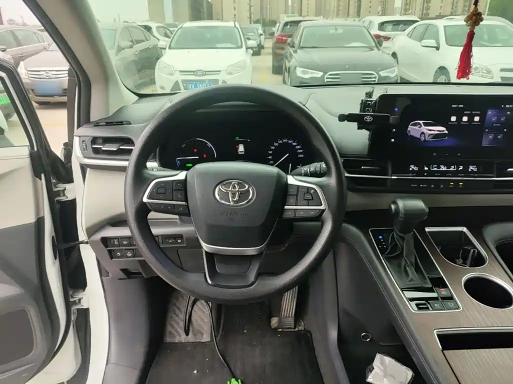 Toyota Granvia — фото 11