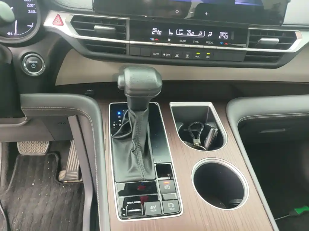 Toyota Granvia — фото 14