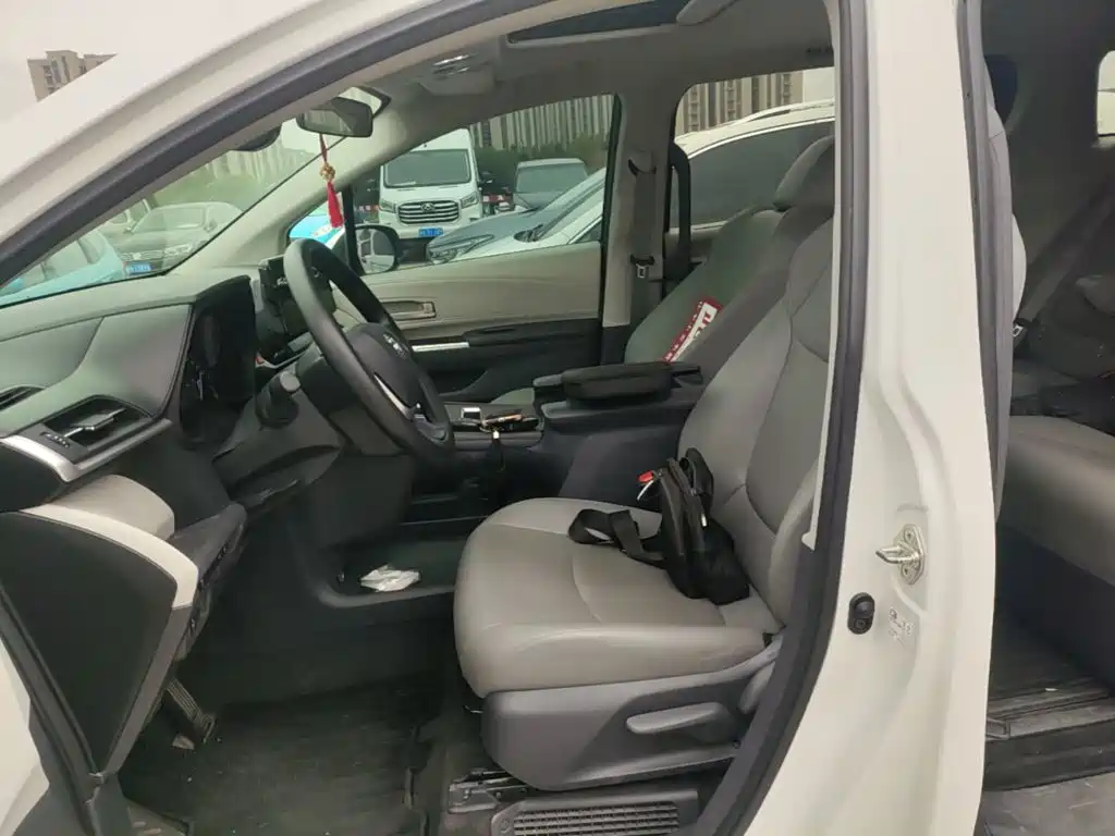 Toyota Granvia — фото 15