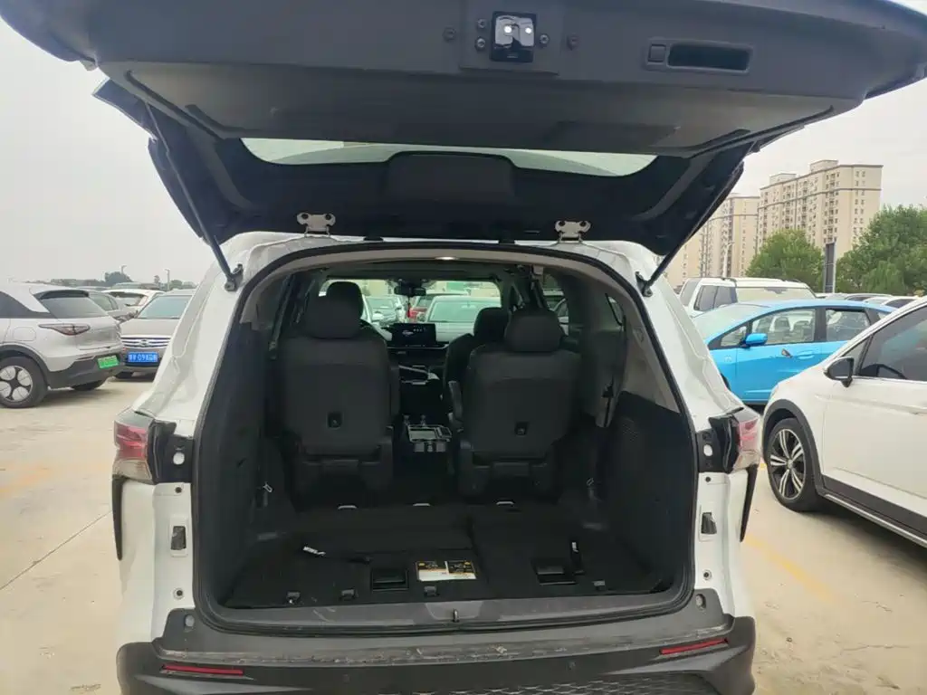 Toyota Granvia — фото 19