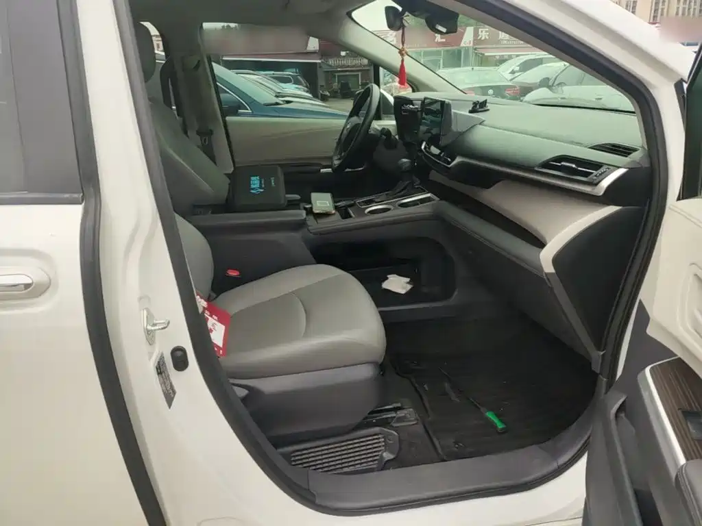 Toyota Granvia — фото 25