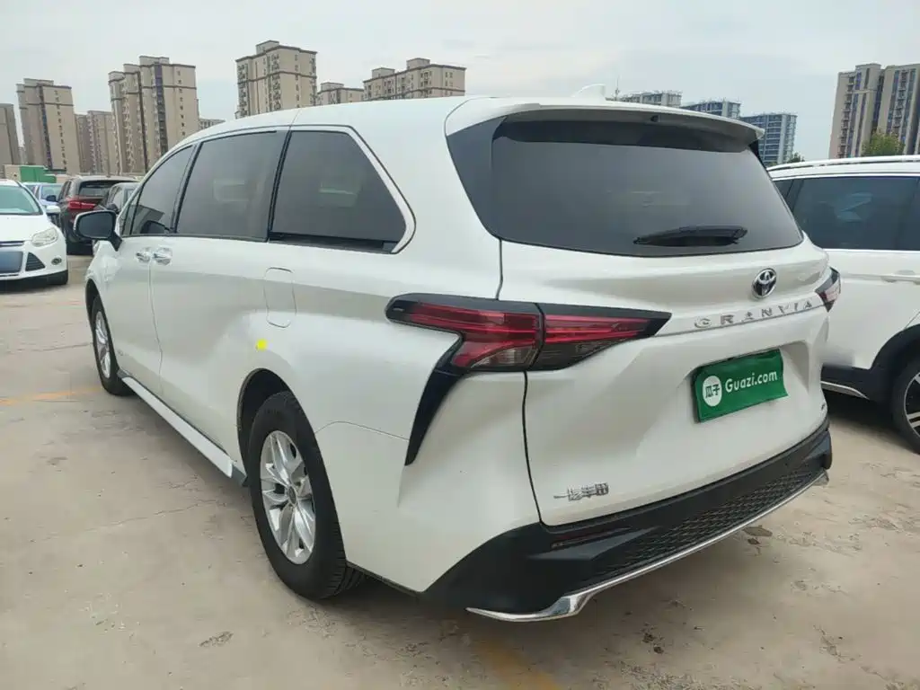 Toyota Granvia — фото 5