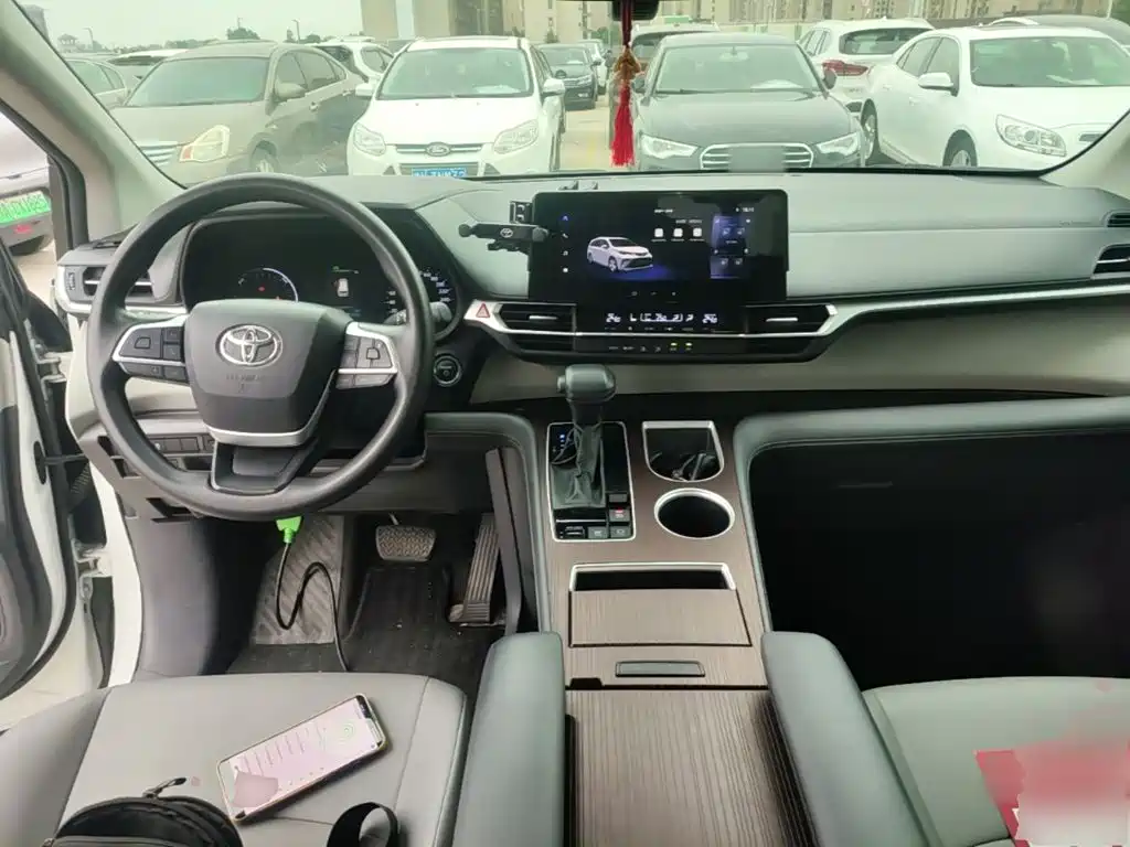 Toyota Granvia — фото 10