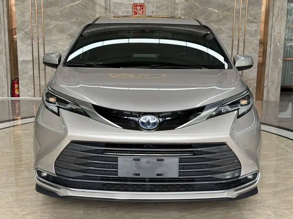 Toyota Sienna — фото 2