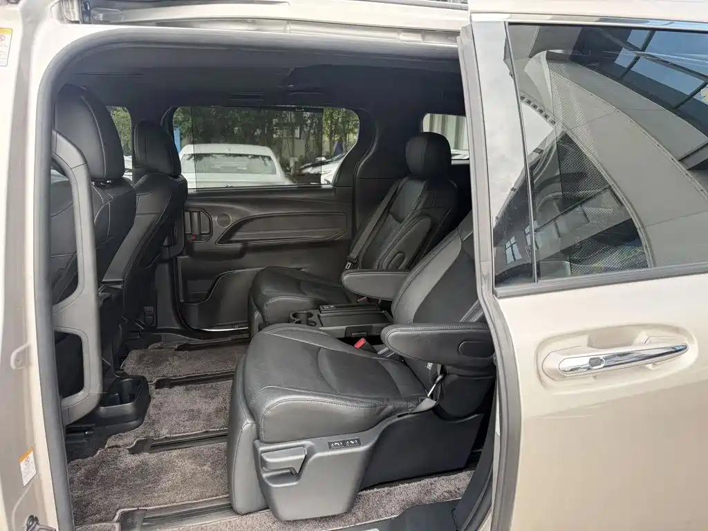 Toyota Sienna — фото 8