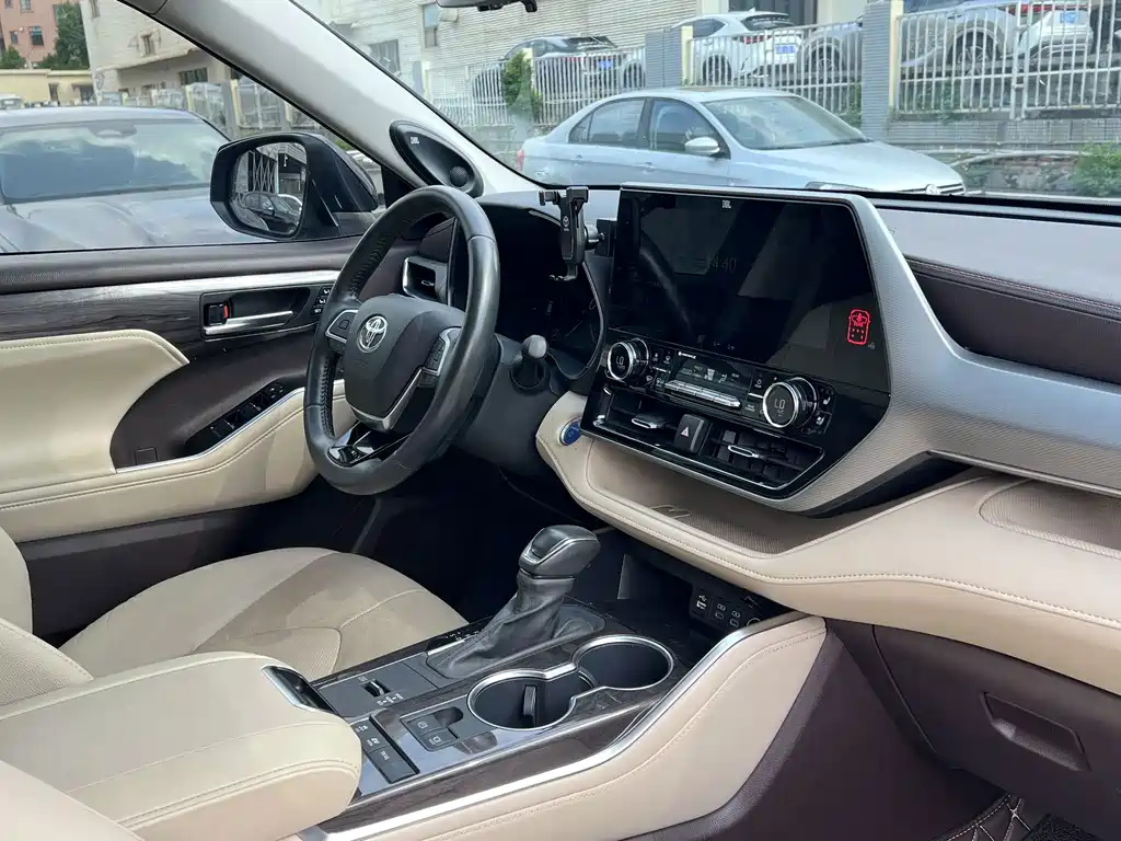 Toyota Highlander — фото 11