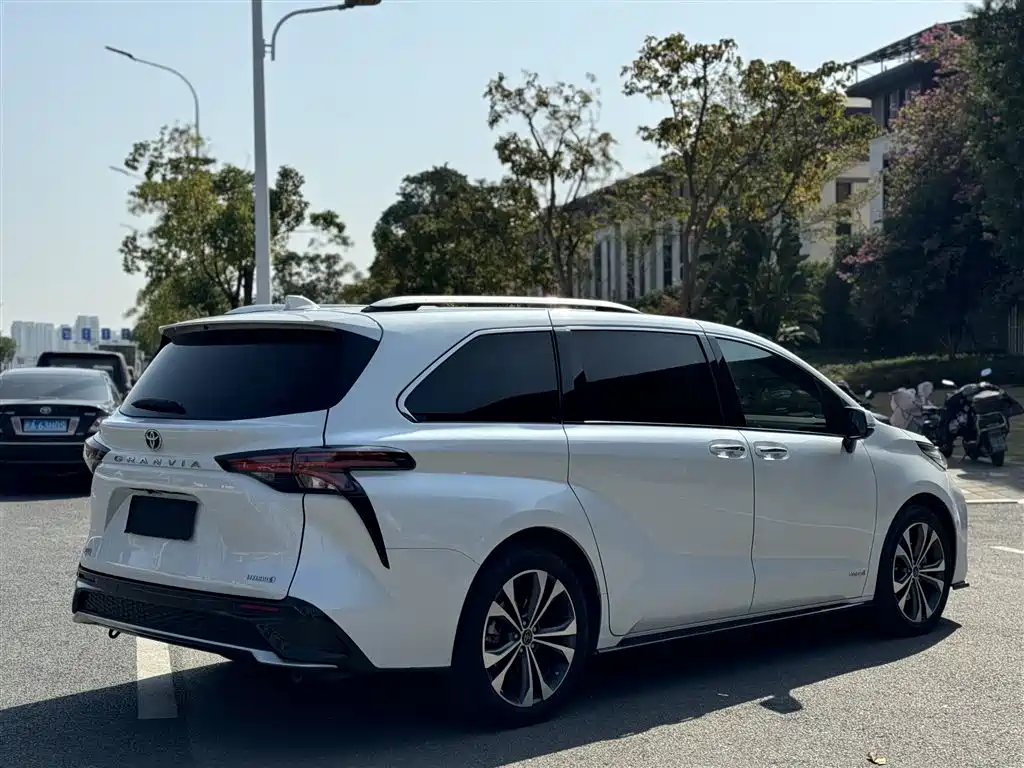 Toyota Granvia — фото 17