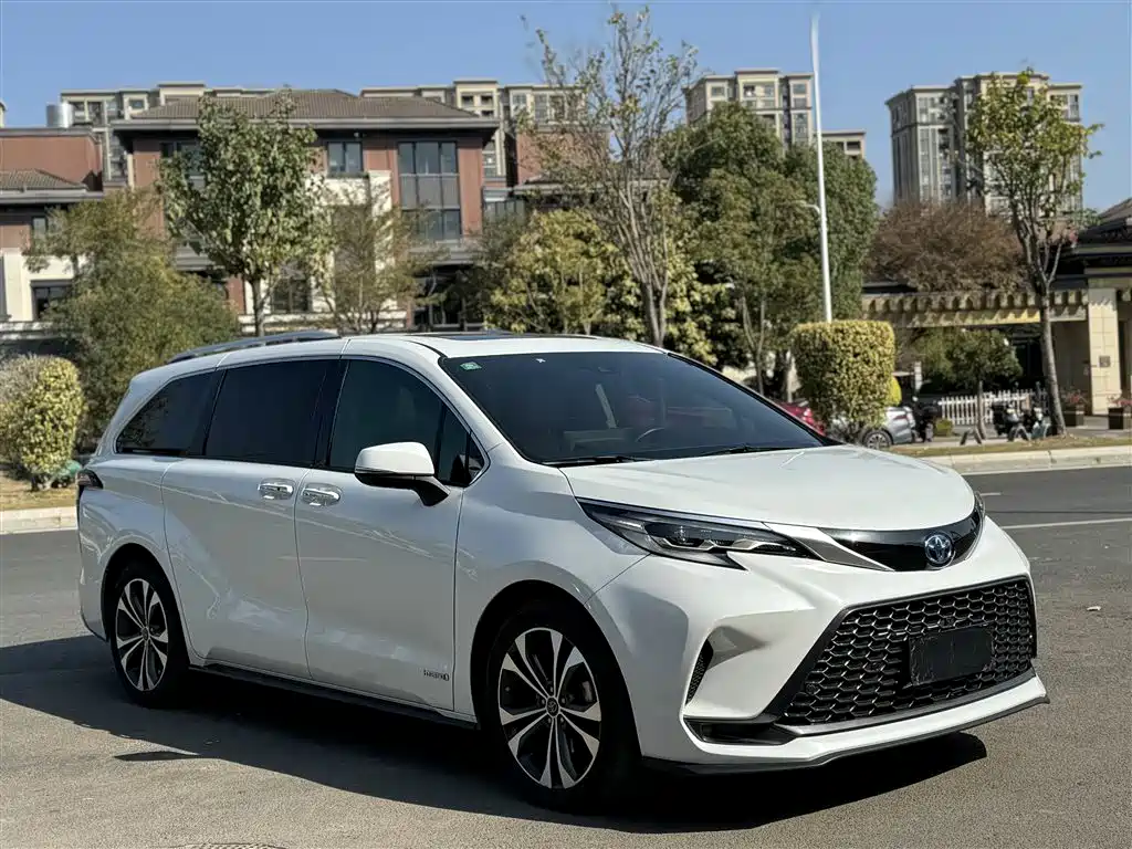 Toyota Granvia — фото 3