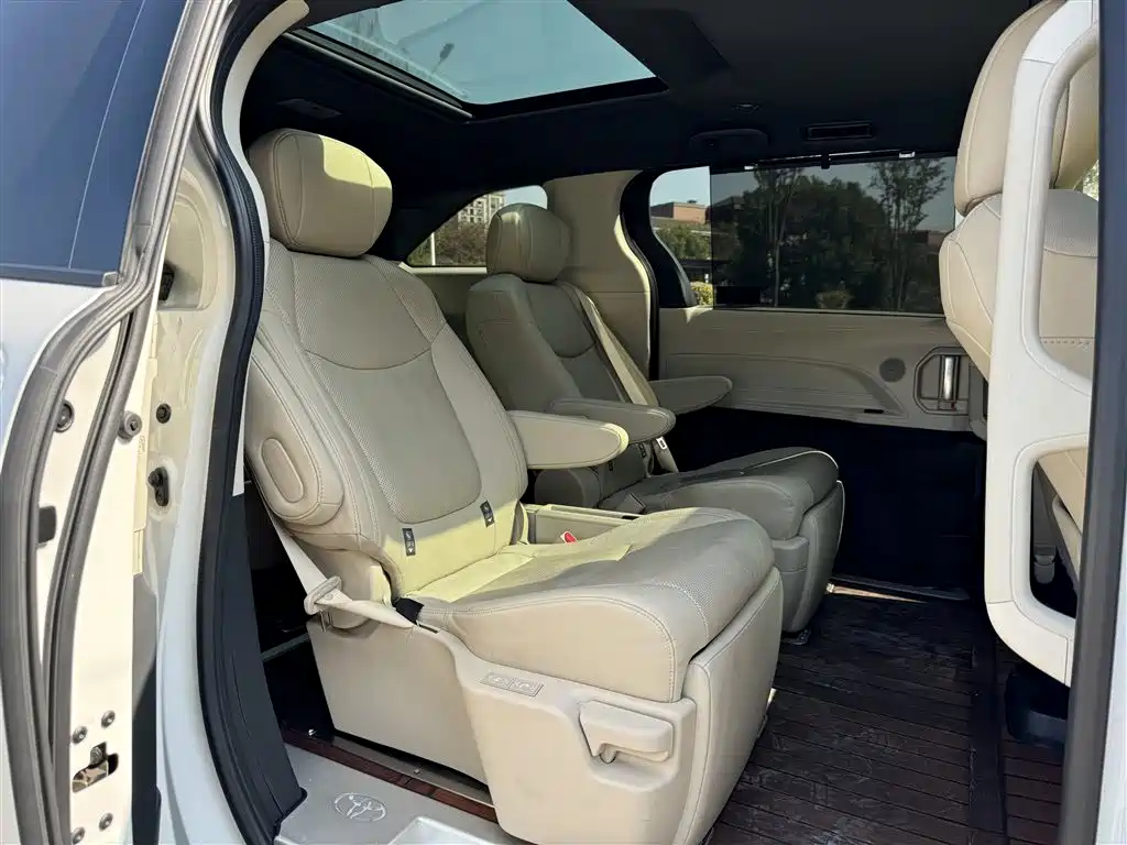 Toyota Granvia — фото 6
