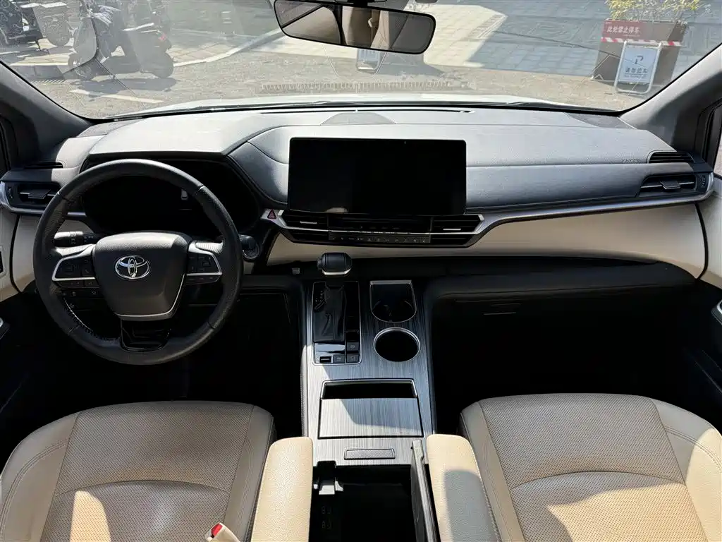 Toyota Granvia — фото 8