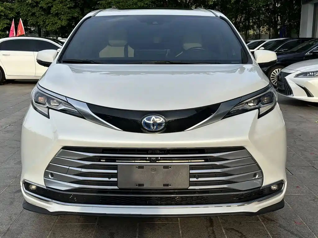 Toyota Sienna — фото 2