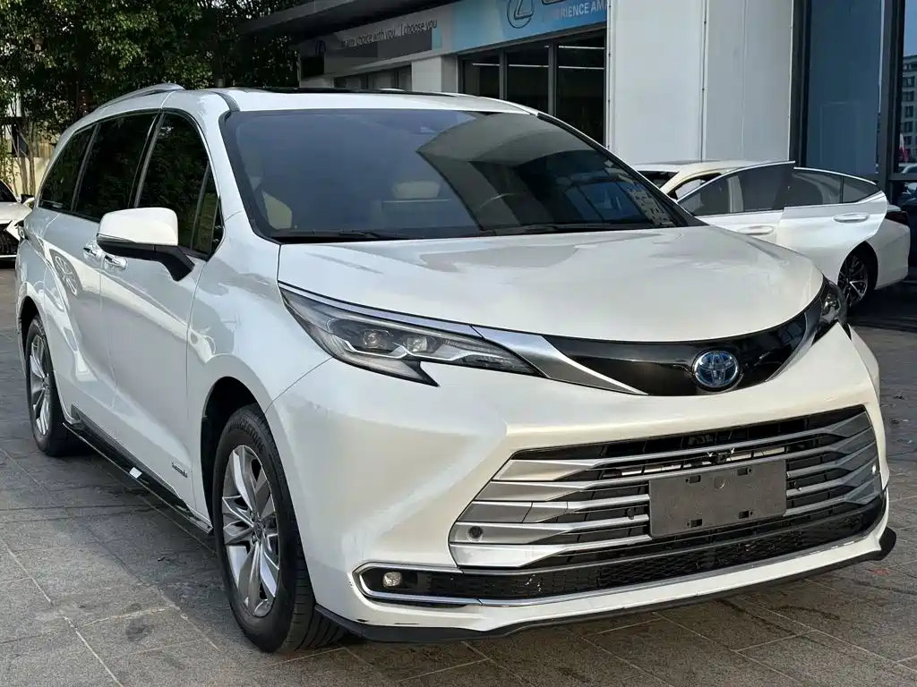 Toyota Sienna — фото 3