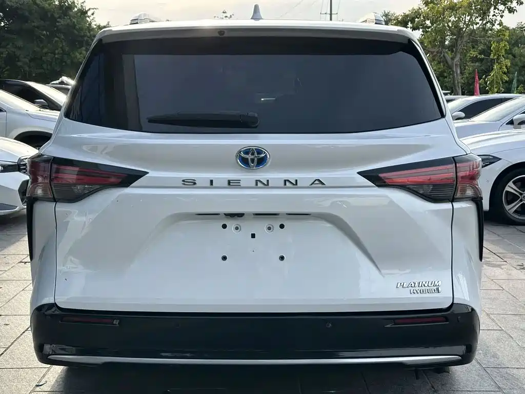 Toyota Sienna — фото 4